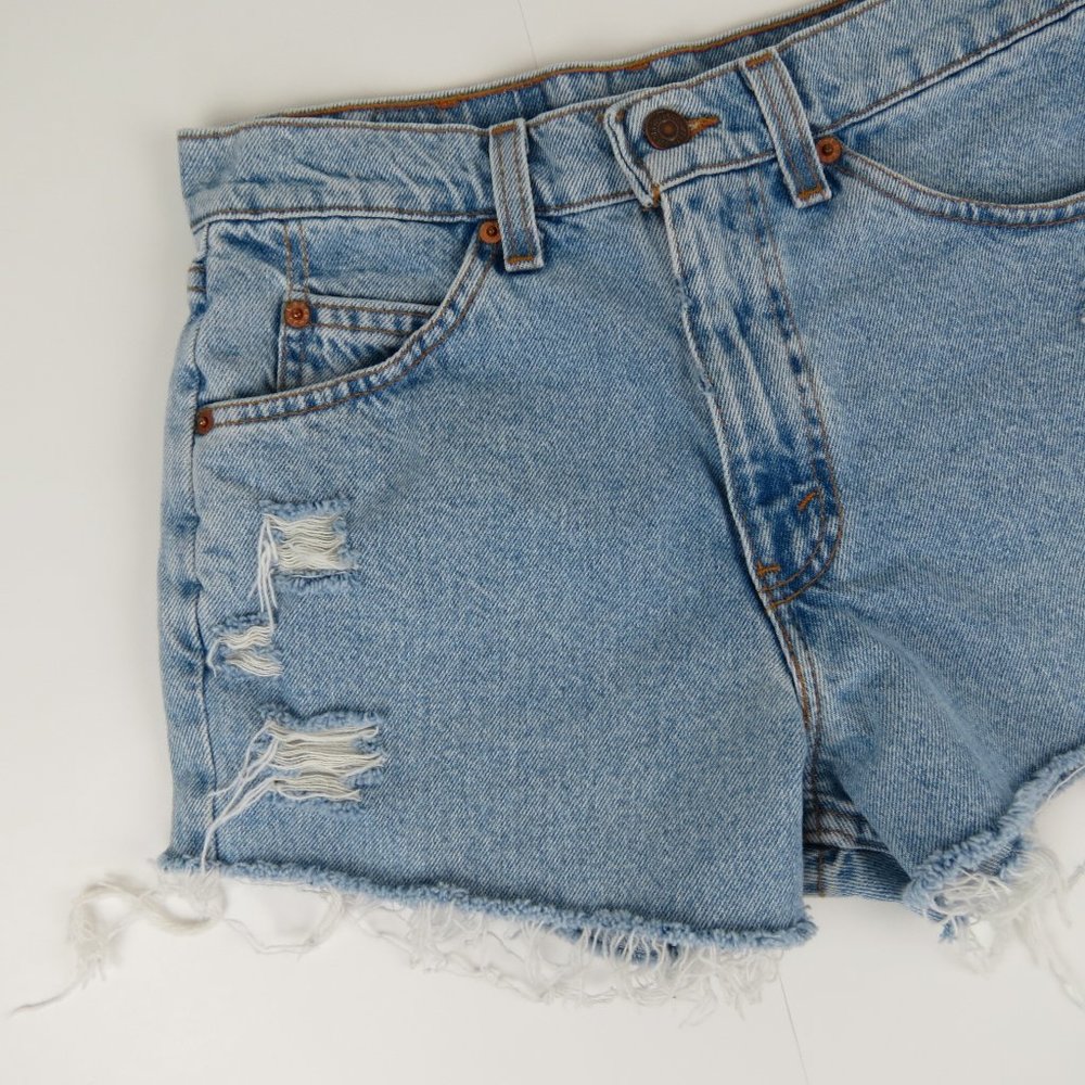 LEVI'S Cutoff Shorts - Picture 4 of 9
